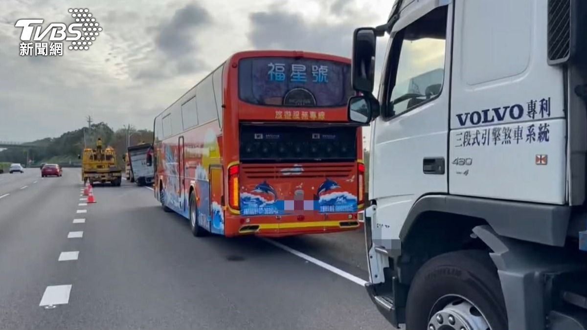 小貨車飛輪擊中遊覽車!連環追撞釀1死。(圖/TVBS)