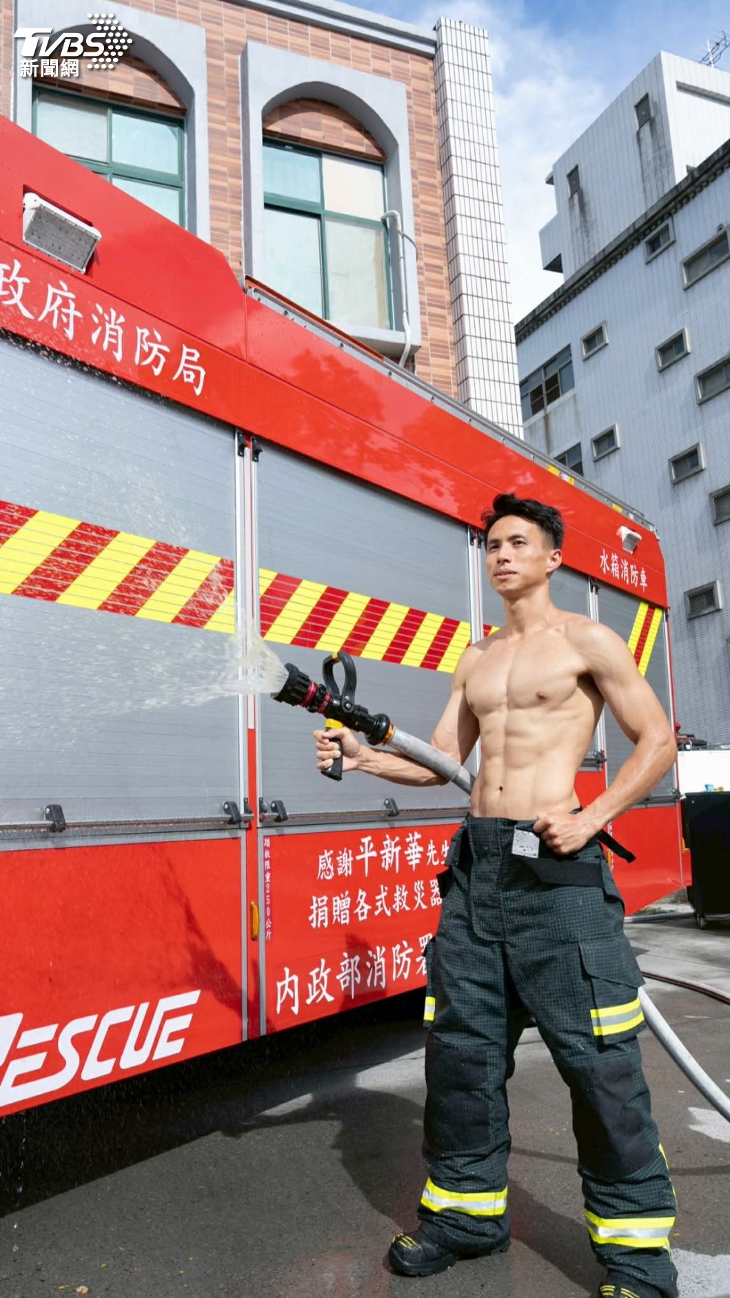 新竹消防月曆強勢回歸,封面直接封神 。(圖/新竹縣消防局提供)