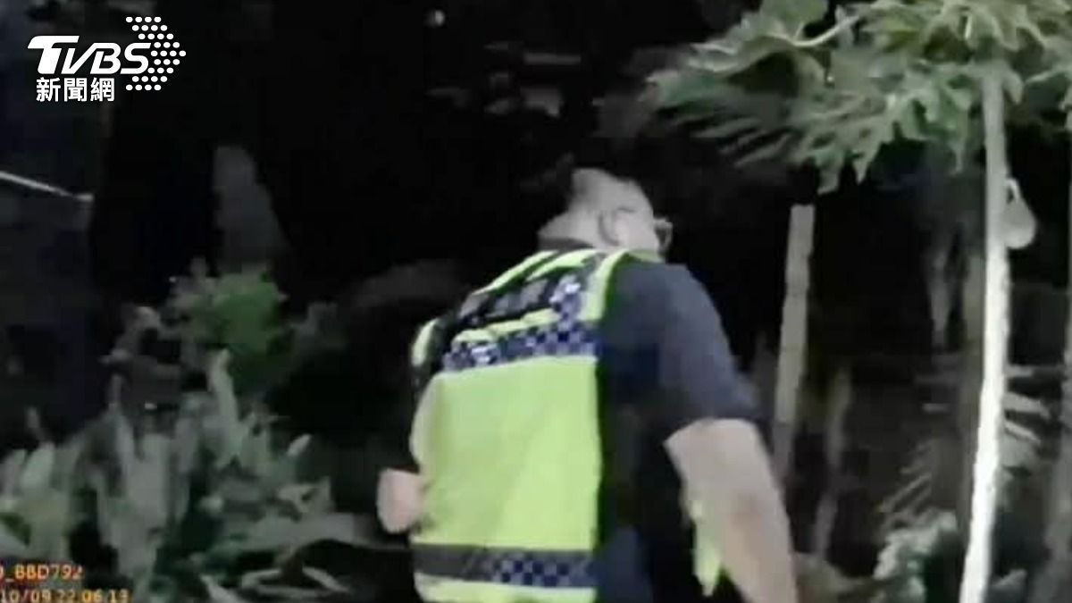 失智翁迷途冰冷僵硬,警聞微弱喘息救命。(圖/竹北分局提供)