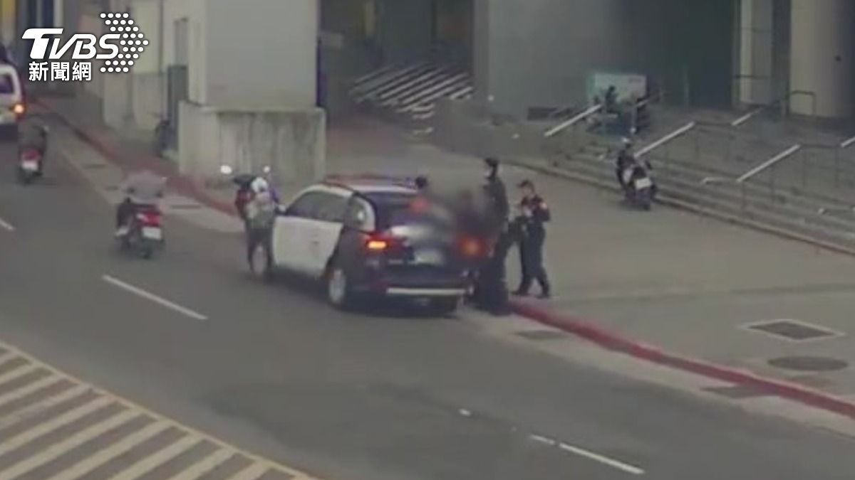 涉嫌偷拍男子遭警方帶回偵辦。（圖／ TVBS）