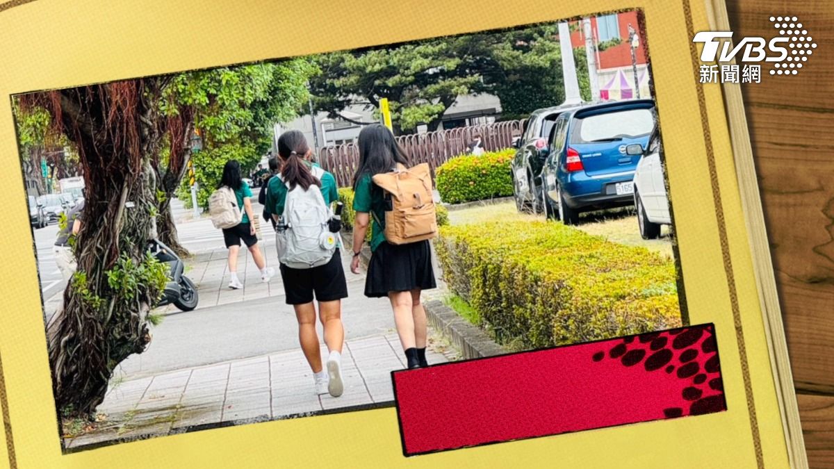 蘇巧慧兩個女兒的上學背影。她自己是綠衣人，媽媽詹秀齡也是，一家三代有四個北一女。（圖／柯勝雄攝）