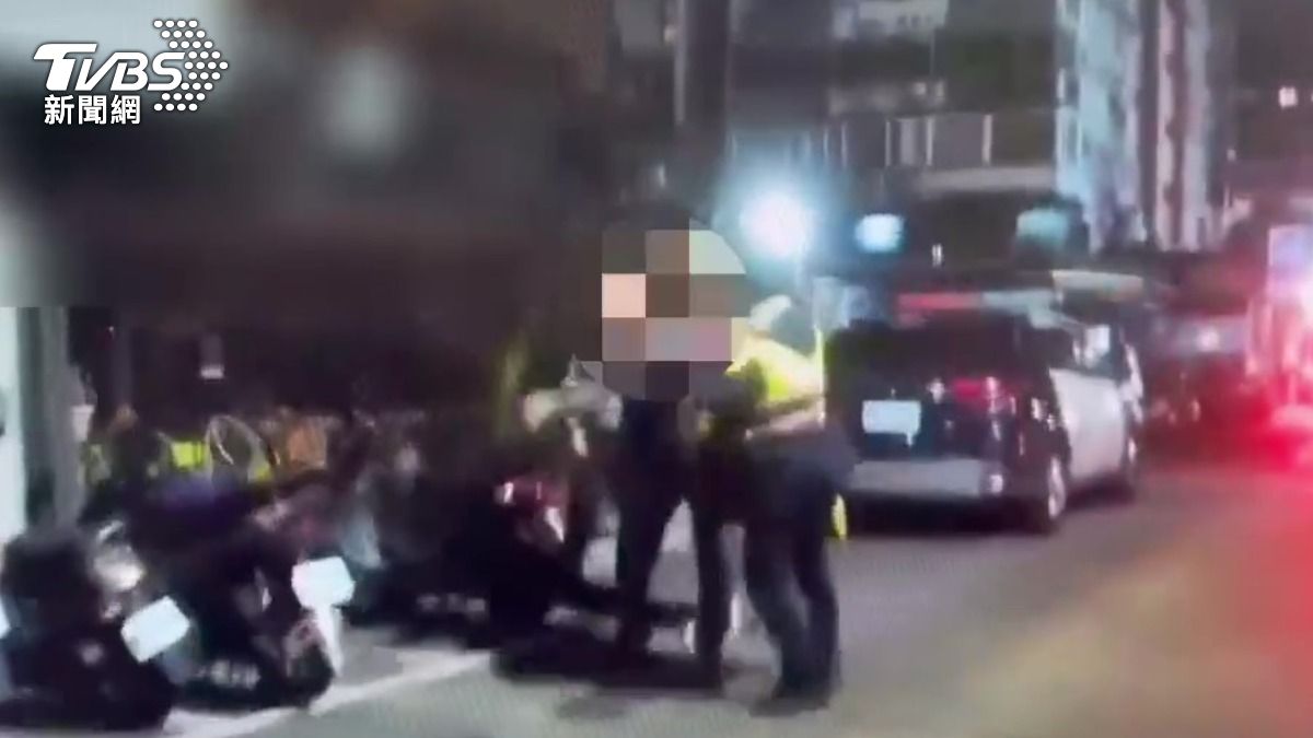 爛醉男無故折警車天線 遭制止還揮拳毆警