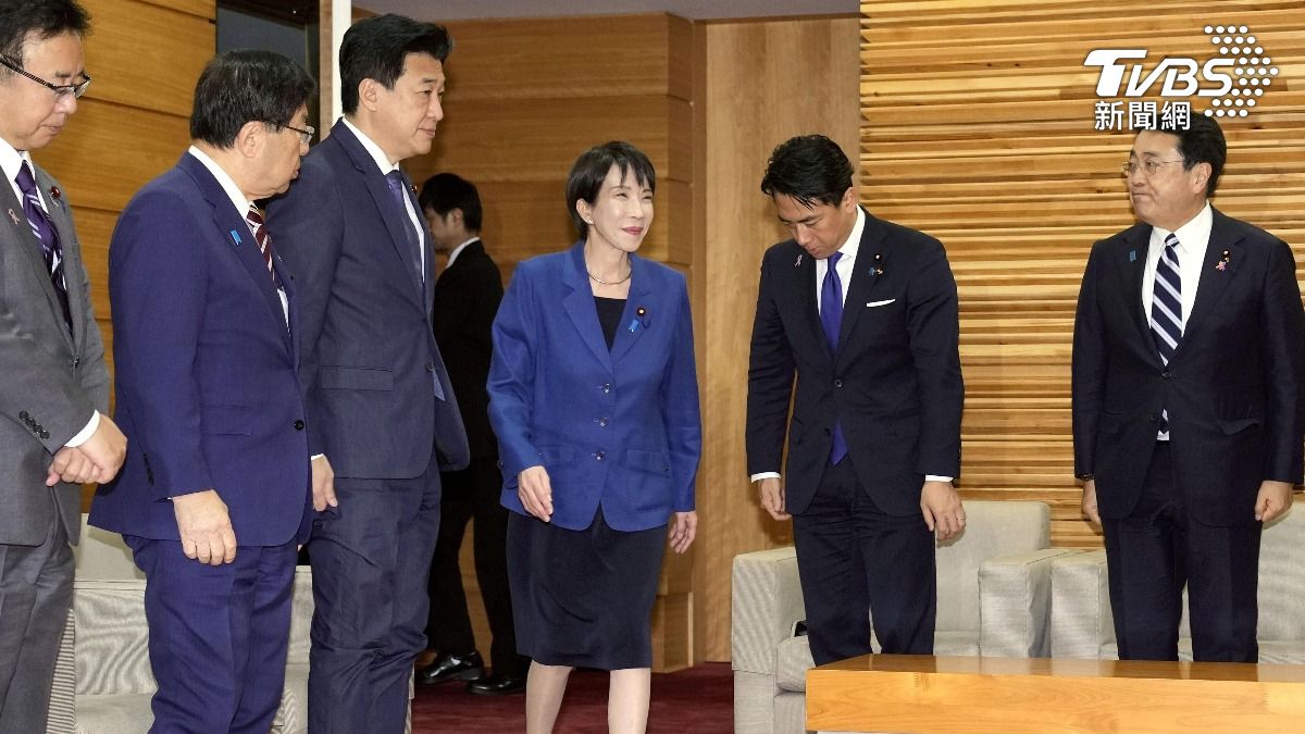日本內閣在21號召開緊急會議,決定21.3兆日圓規模的經濟對策預算。(圖/達志影像美聯社)
