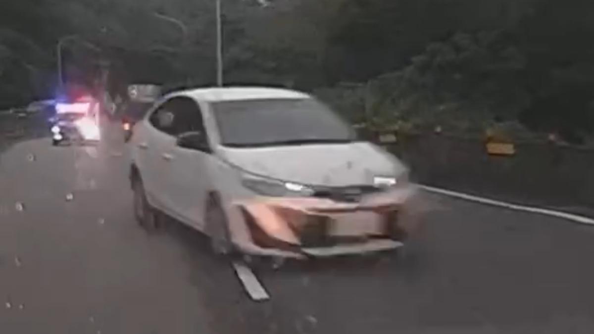 販毒嫌犯涉嫌毒駕，青山路玩命逆向拒捕。（圖／TVBS）