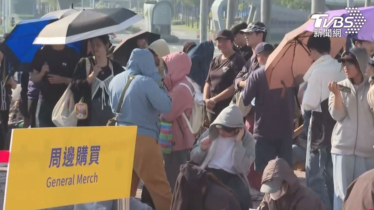 一早就有粉絲排隊搶買應援物。(圖/TVBS)