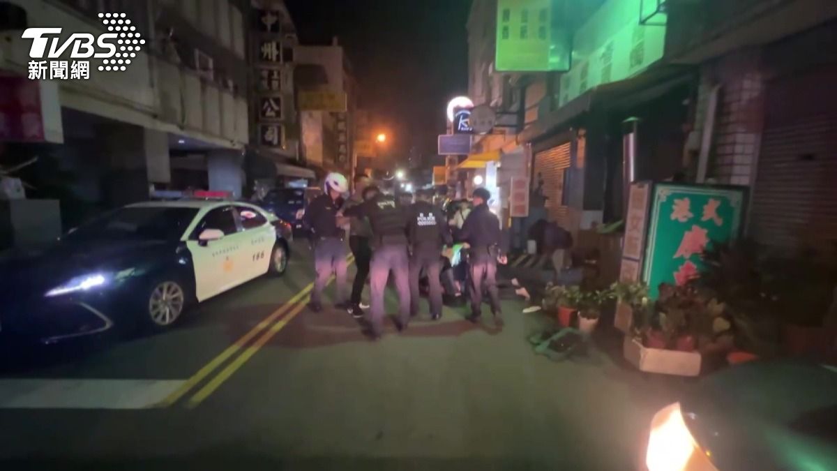 酒後失控砸傷警!台中男持杯攻擊,警方持盾壓制上銬。(圖/TVBS)