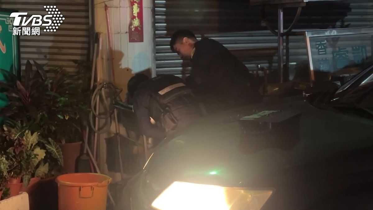 台中男飲酒鬧事,持杯割傷警手臂。(圖/TVBS)