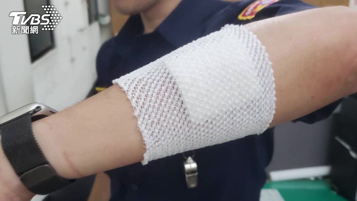 台中男酒醉砸杯「警臂部割傷縫兩針」。(圖/TVBS)