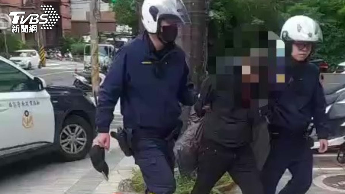 打人嫌犯落網被送往警局。(圖/TVBS)