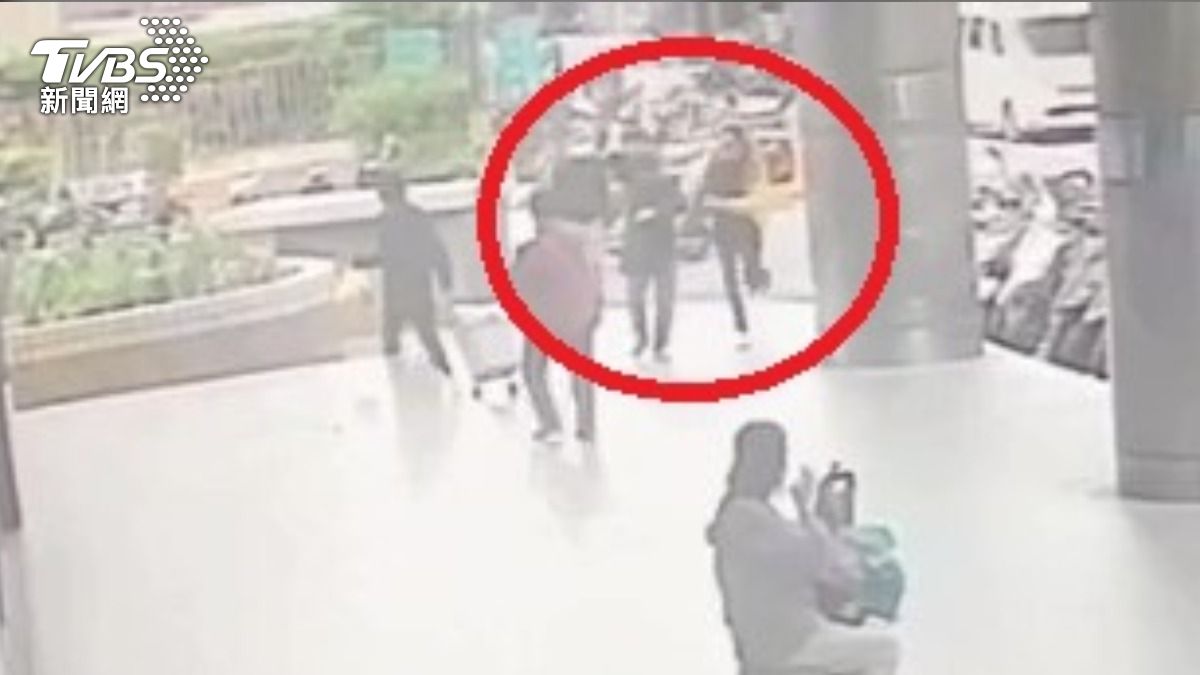 三重路邊隨機攻擊!夫妻遭鐵棍追打 嫌犯遭逮否認犯行