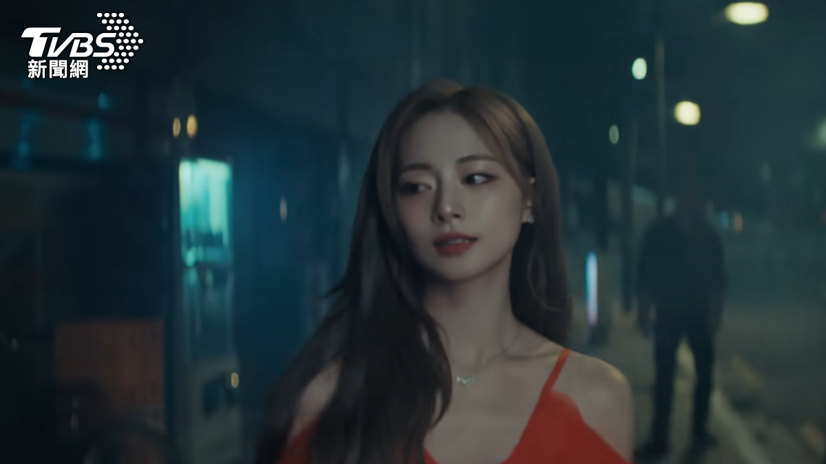 TWICE早期走甜美元氣風，如今子瑜SOLO展現成熟性感的一面。（圖／畫面翻攝 TWICE YouTube）