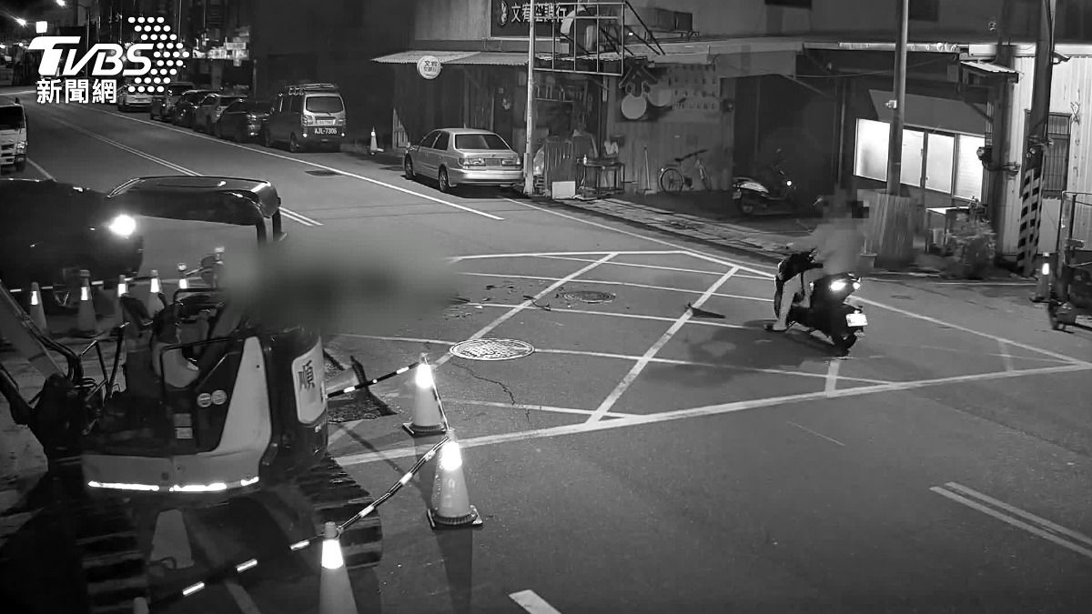 騎士連人帶車倒地，遭車輪輾過。（圖／TVBS）