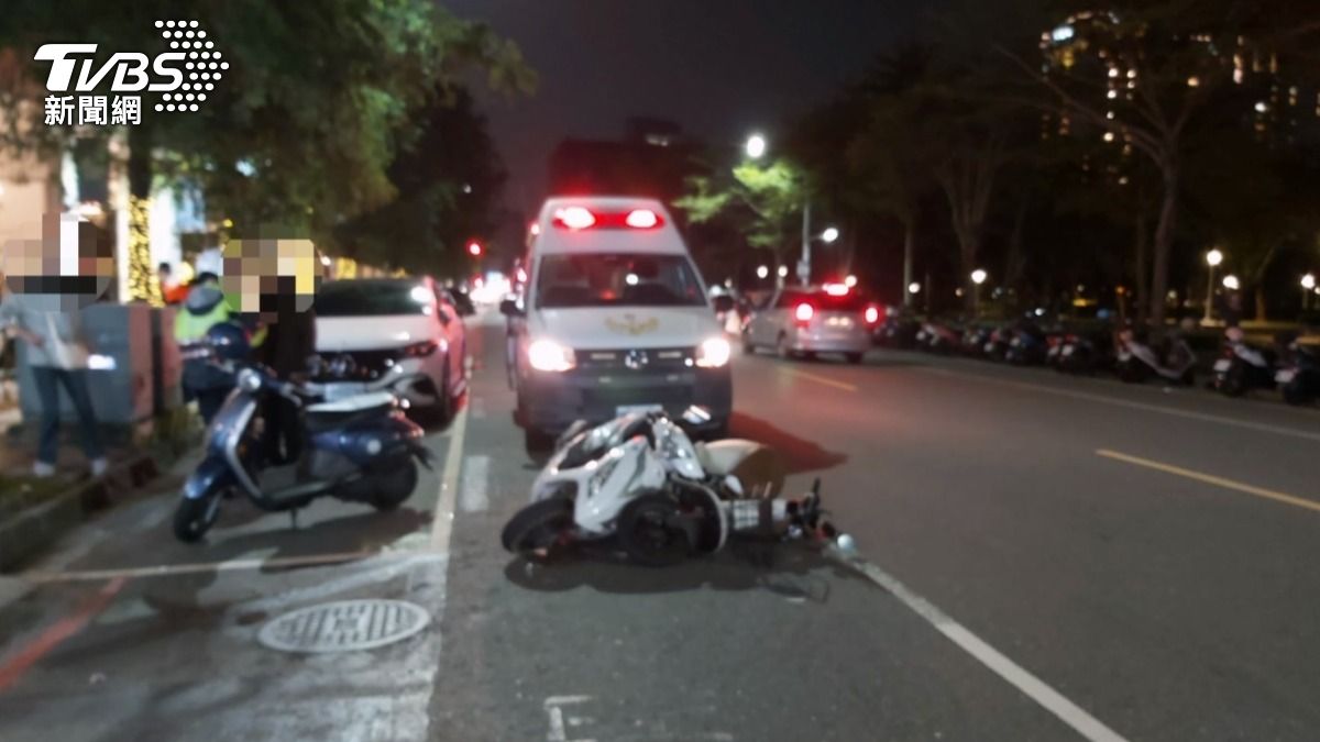當雙方等待警消到場時,疑似因長輩想要移動現場,雙方從口角演變成肢體衝突。(圖/TVBS)