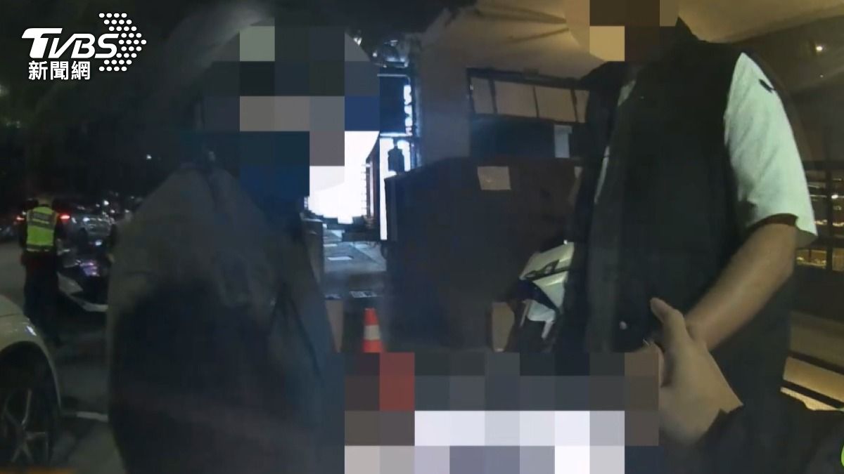 對年輕人表示:「年輕人不要這麼衝動,我快70歲了,不需要對我大聲,我兒子也不敢對我這樣。」(圖/TVBS)
