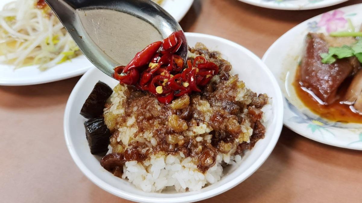 滷肉飯膠質很夠,推薦必加醬油辣椒更升級。(圖/Darren蘋果樹旅遊玩樂誌提供)