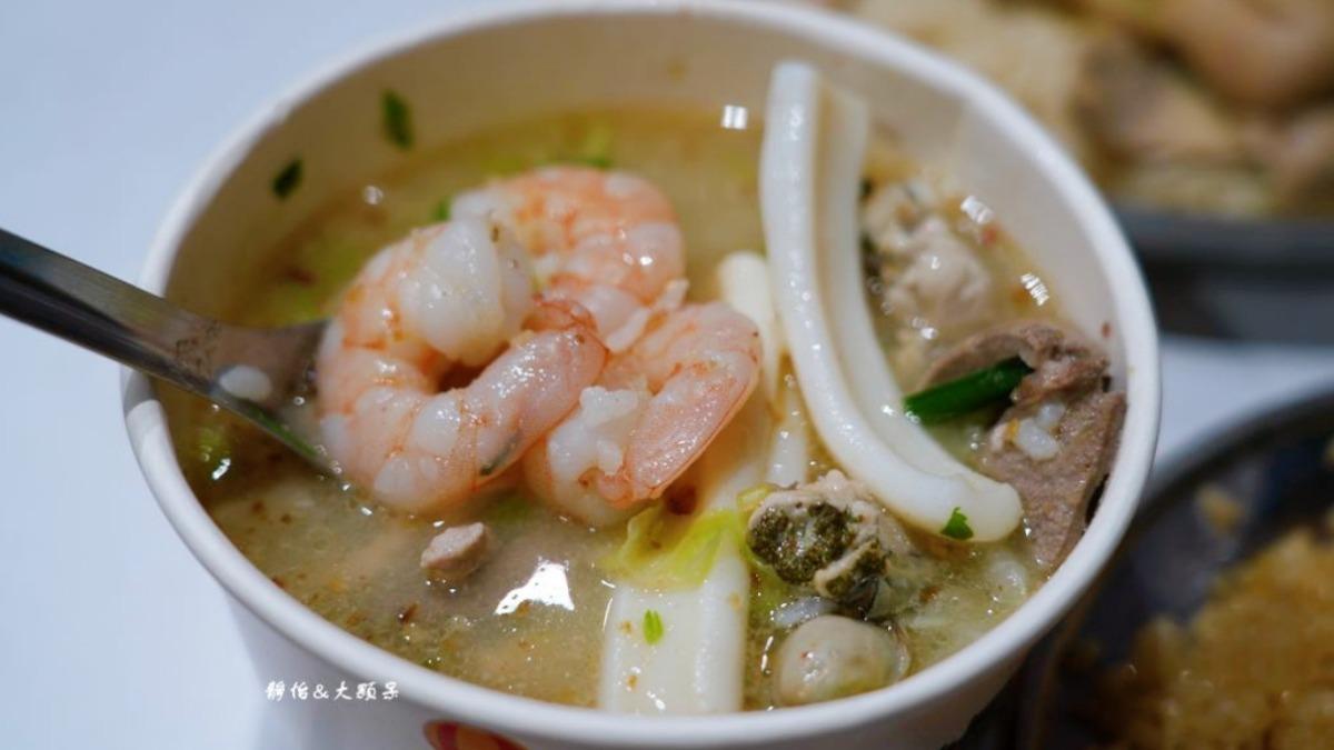 海鮮粥整碗隨便撈都是料,湯頭也非常鮮美。(圖/❤靜怡&大顆呆の親子.旅遊.美食❤提供)