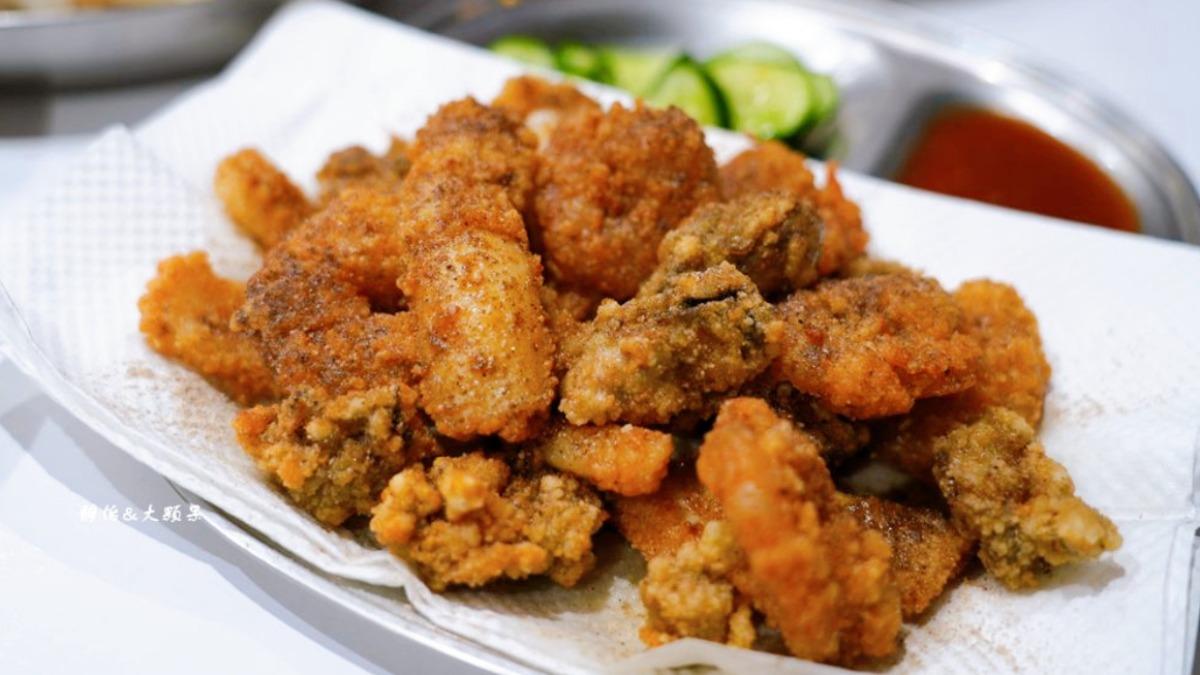 炸三鮮有蚵仔、蝦仁及花枝,食材新鮮、份量也算誠意十足。(圖/❤靜怡&大顆呆の親子.旅遊.美食❤提供)