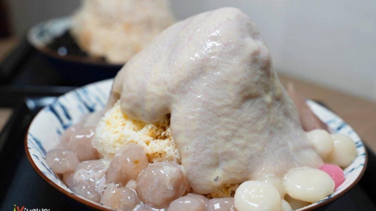 芋頭牛奶冰配料有芋圓和芋頭塊,再淋上芋泥。(圖/瑋瑋美食萬歲提供)