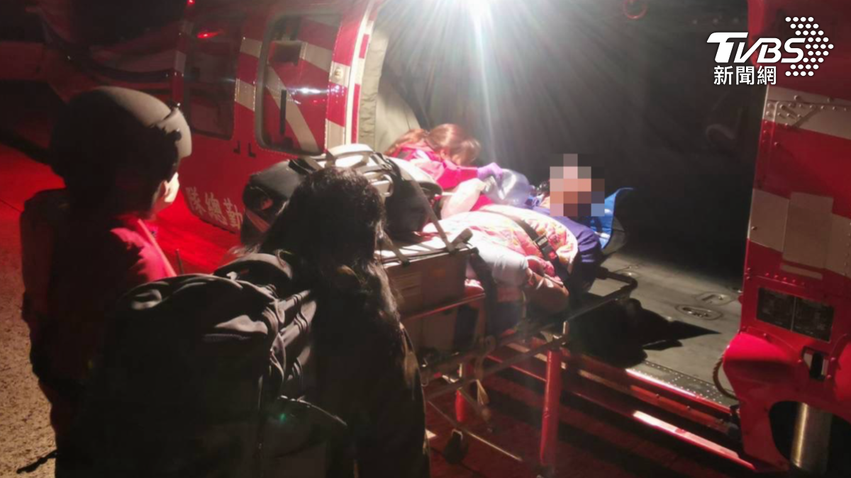 台東綠島63歲蘇姓男子疑似閃避三角錐於彎道處摔車倒地，因傷勢不輕意識改變，由空勤總隊轉診後送就醫。（圖／TVBS）