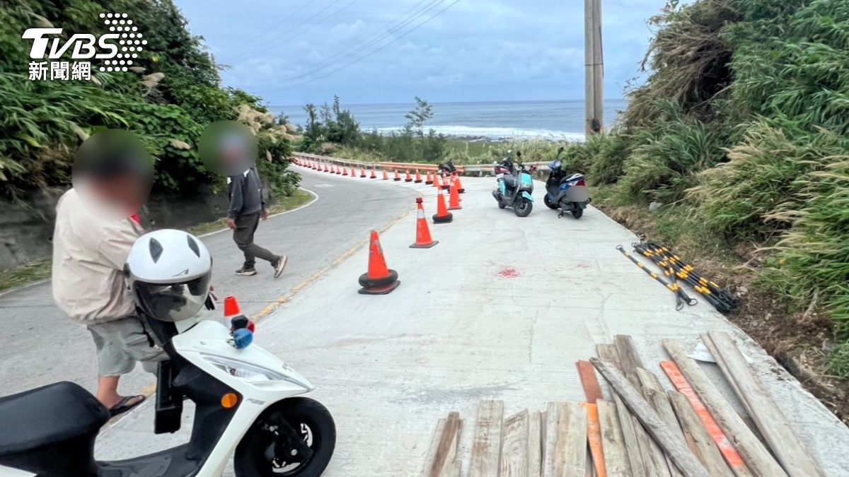 蘇姓男子行經綠島鄉台90線龜灣路段不慎摔車，疑似閃避三角錐釀禍。（圖／TVBS）