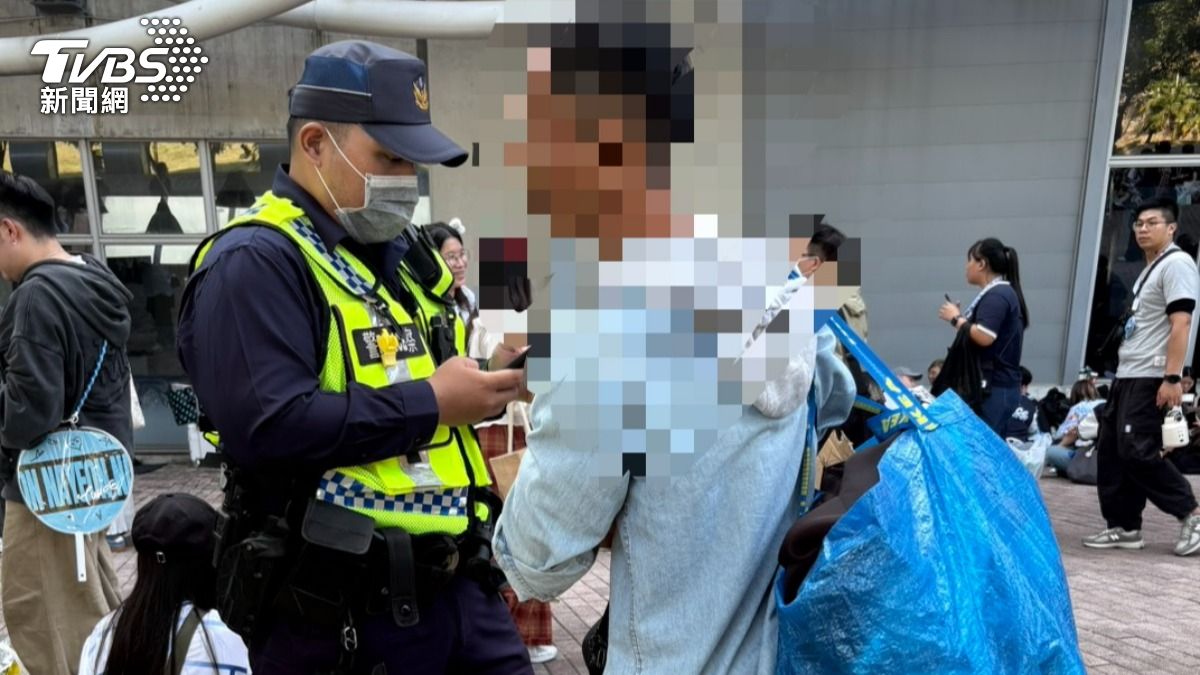 警方針對違規攤販開出多張罰單。（圖／TVBS）