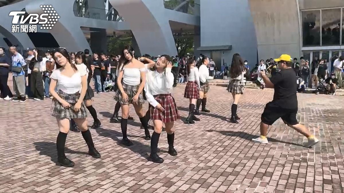高雄世運場外有許多粉絲自發性的活動。(圖/TVBS)