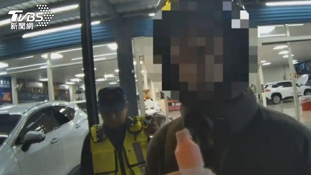 深夜擴大臨檢「一聞就中」!騎士全身飄毒味心虛 遭警當場逮捕