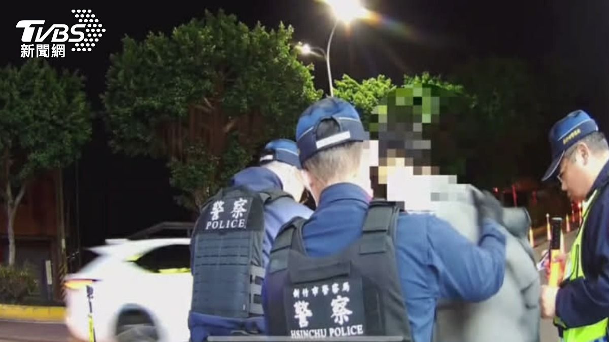 騎車飄毒味被攔,包內「大麻針頭」全都露。(圖/翻攝畫面)