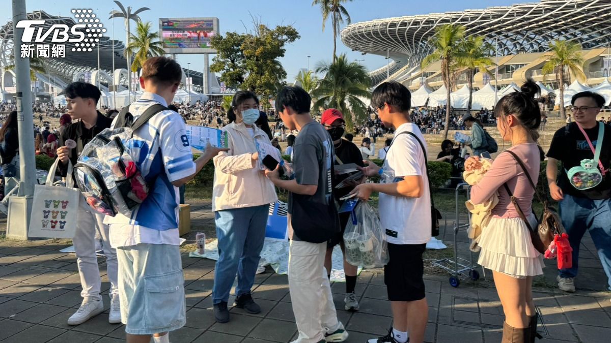 有粉絲在現場發放免費應援物。(圖/陳佳宜攝)