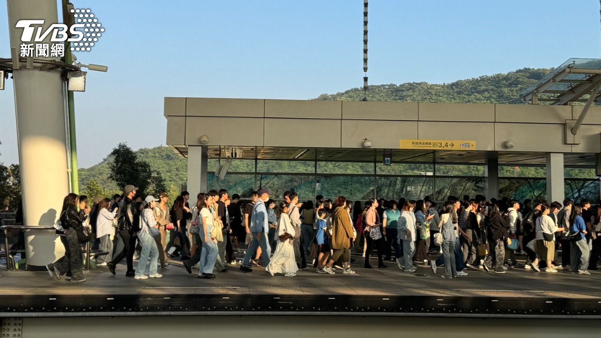 萬名粉絲湧入世運站。(圖/陳佳宜攝)
