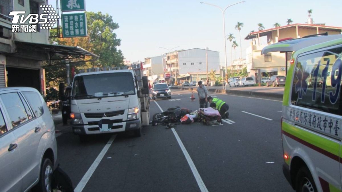 台中機車碰撞小貨車！男騎士痛苦趴地　腦出血失去心跳