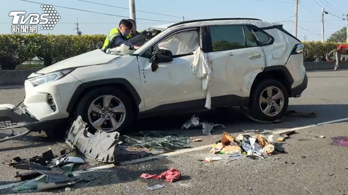 現場車殼零件四散。(圖/TVBS)
