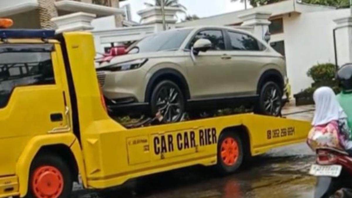 Honda HR-V 休旅車在車隊護送下，由拖車直接送入婚禮會場。（圖／翻攝 TikTok @lilykhansa.talita）