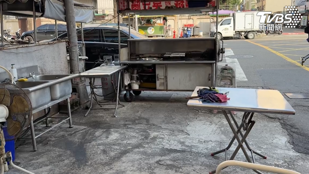 這間臭豆腐店從下午點心時段營業到宵夜時間,經常會遇到像林姓男子這樣從其他地方續攤過來的客人。(圖/TVBS)