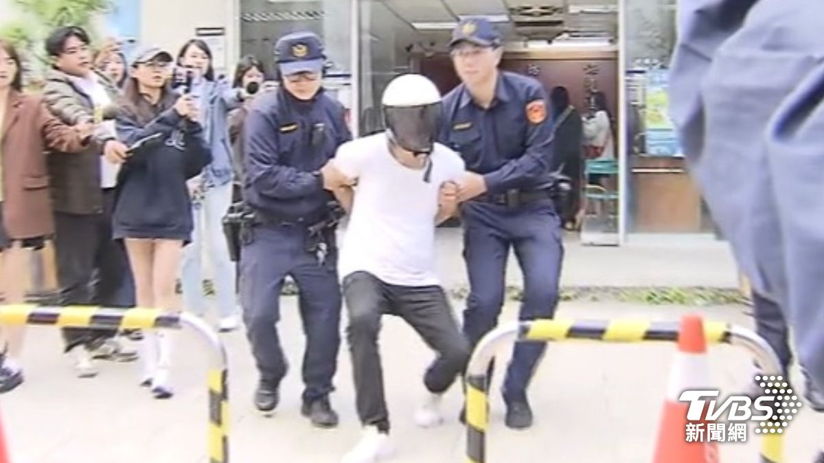 隨機打人不認帳? 「鐵棍男」落網,上警車前頻腿軟。(圖/TVBS)