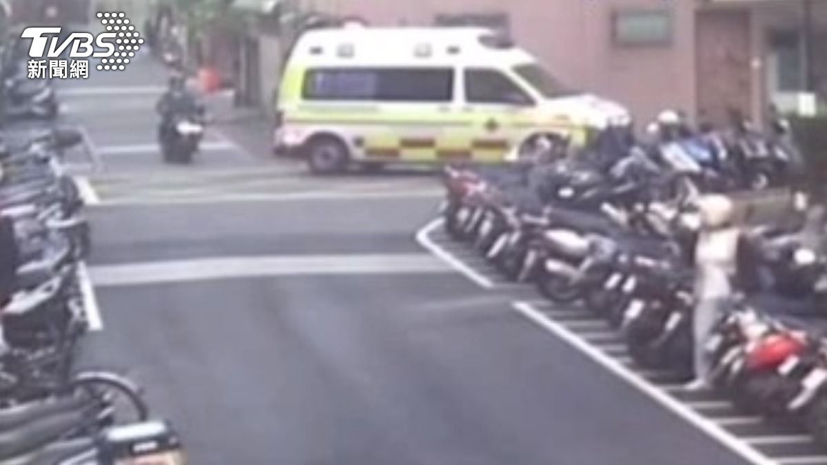 救護車前往現場。(圖/TVBS)