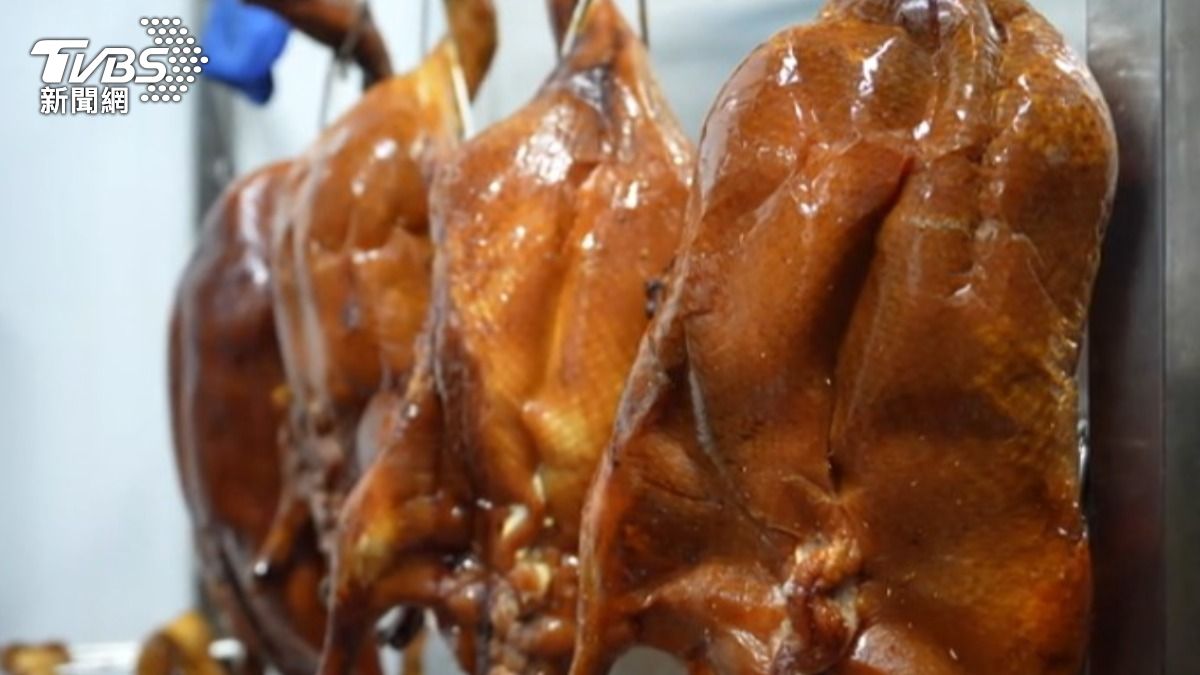 深圳一家粵式燒臘連鎖店逆勢突圍,堅持百家分店每日現做。(圖/TVBS)