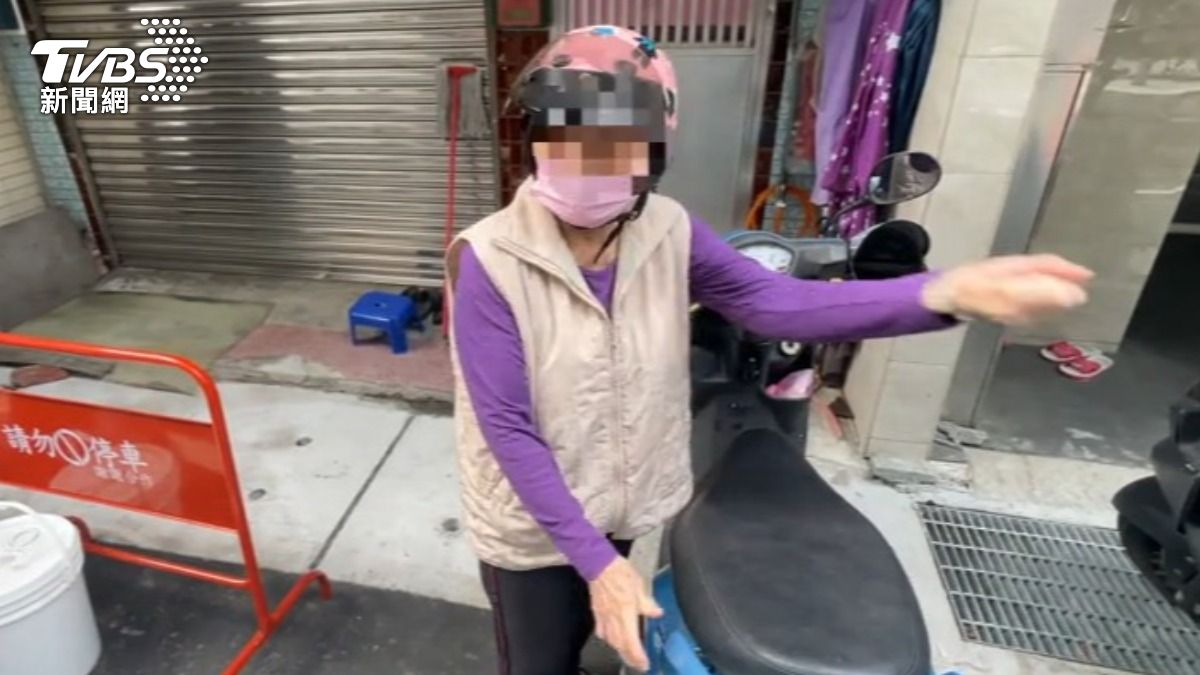 受害婦人還原嫌犯攻擊經過,說在派出所內嫌犯喊她姐姐道歉。(圖/TVBS)