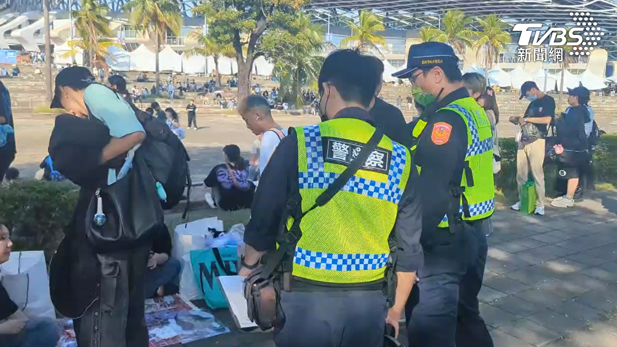 TWICE商品手燈、扇子及衣服隨處賣真假難辨,警方先依流動攤販取締。(圖/TVBS)