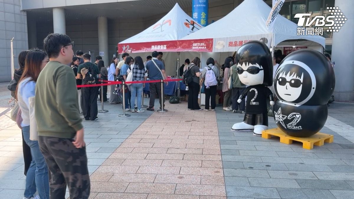 高雄巨蛋廣場擠滿了前來參加伍佰演唱會的粉絲。(圖/TVBS)