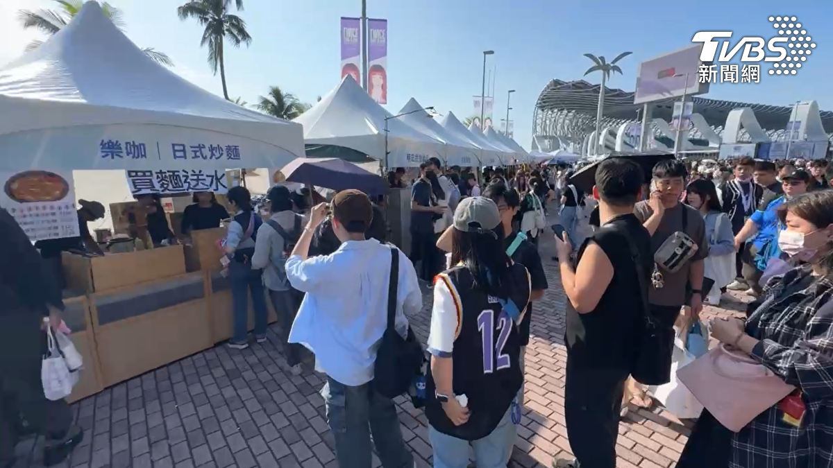 不只TWICE周邊商品,演唱會前部分餐飲攤商,已有品項售罄。(圖/TVBS)