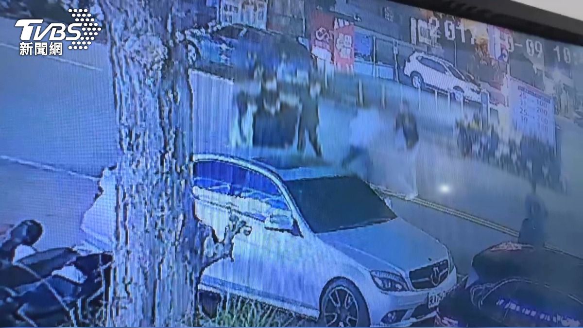 酒後談舊事釀禍 9男暴力圍毆友人。(圖/TVBS)