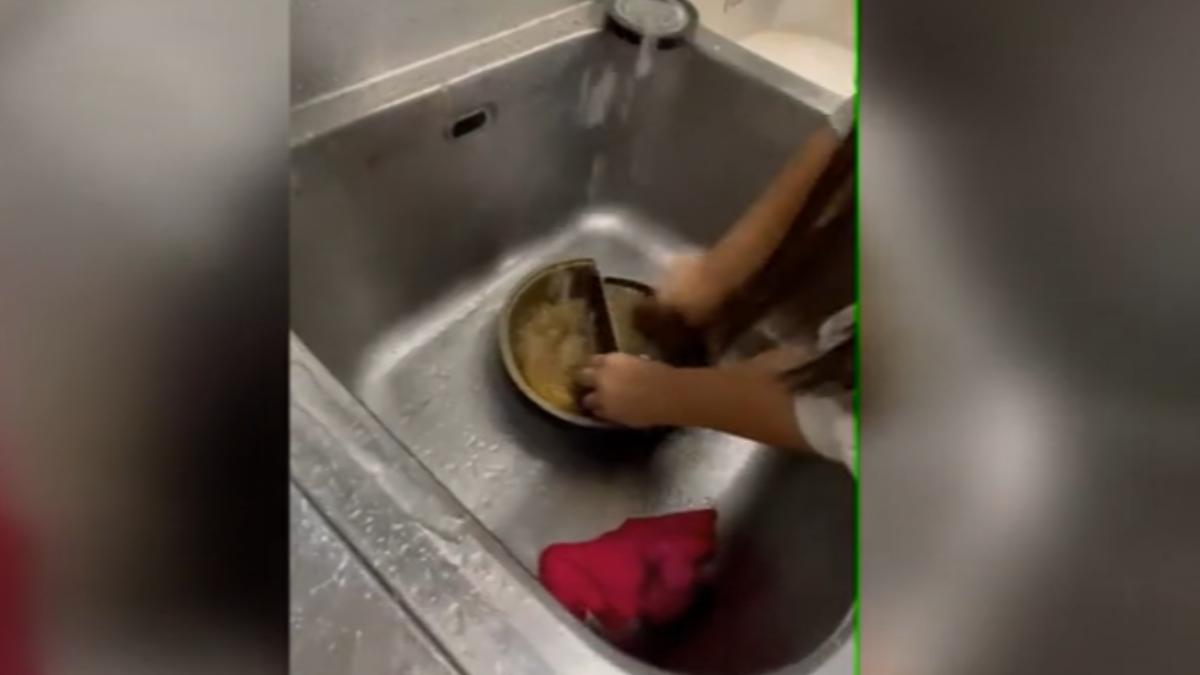女高中生控店家要求刷鍋。（圖／當事人提供）