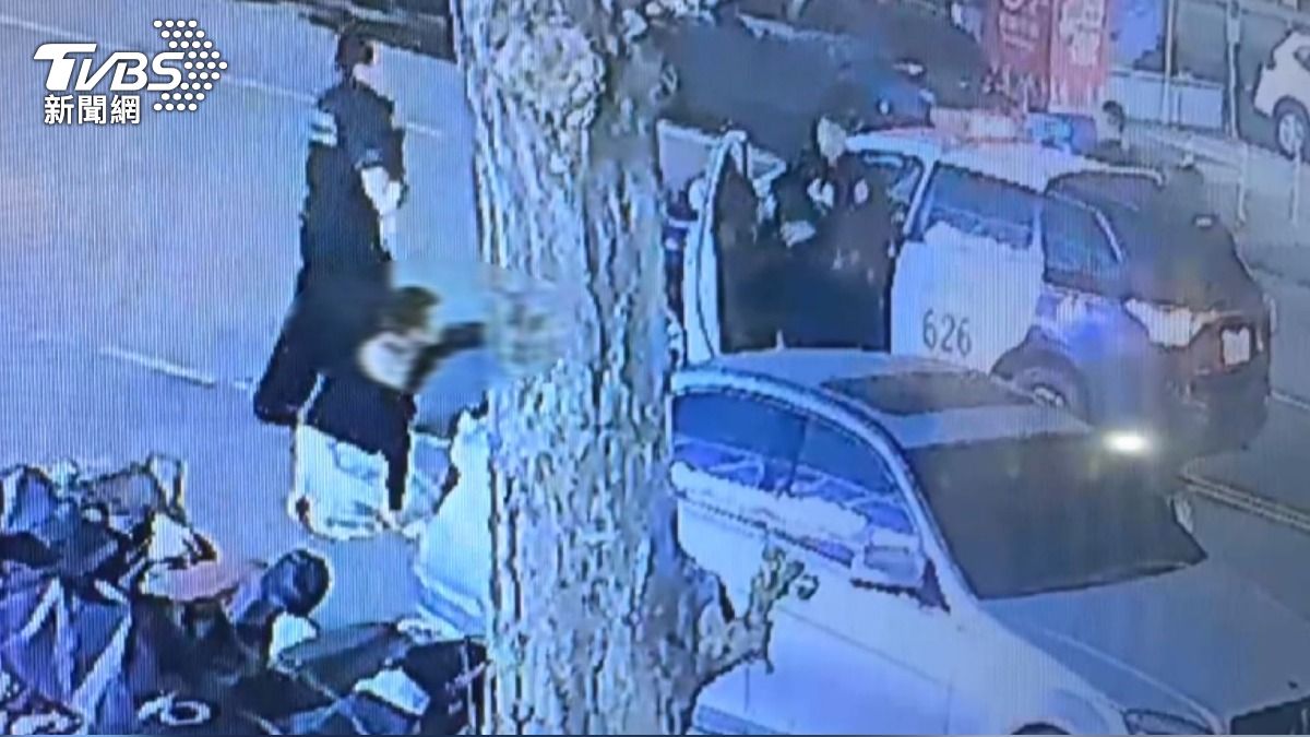 當警車抵達現場時,灰衣男坐在原地。(圖/TVBS)