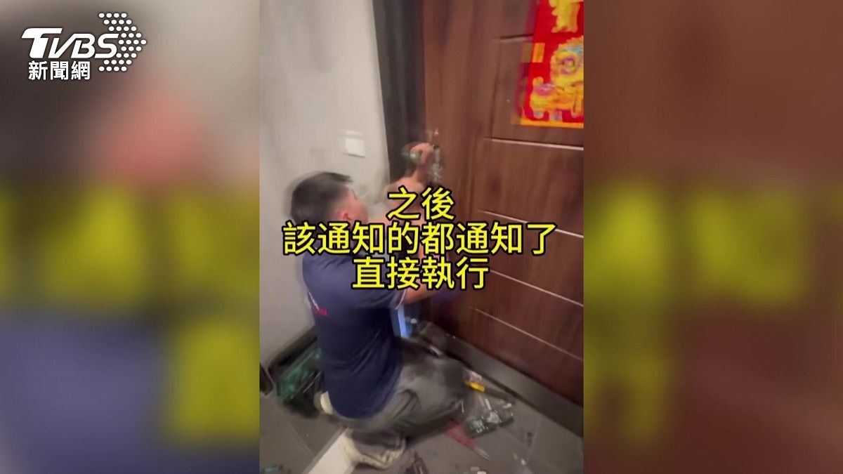 欠租半年拒搬!房東委託人「拆大門」逼房客協商。(圖/TVBS)