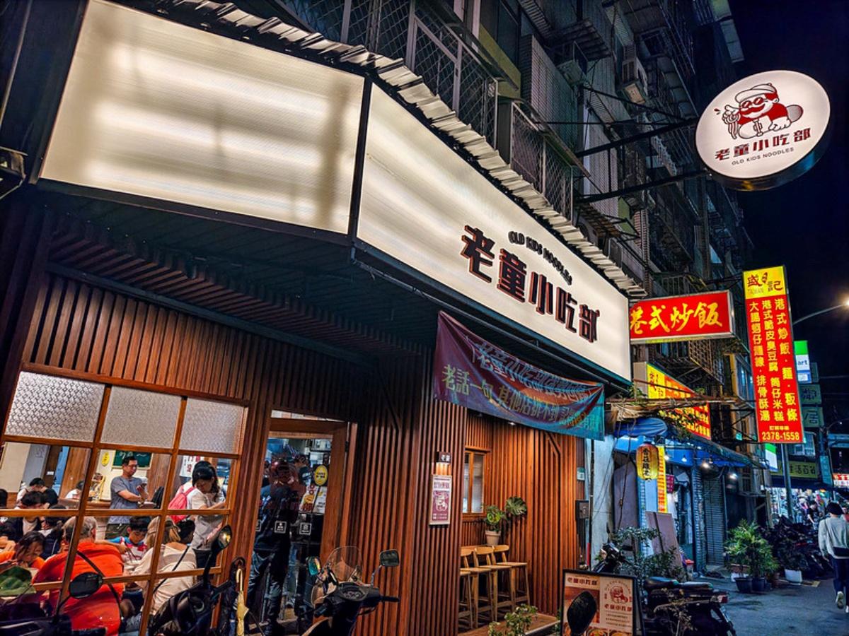 「老童小吃部」鄰近捷運六張犁站,交通便利。(圖/鄉民食堂提供)