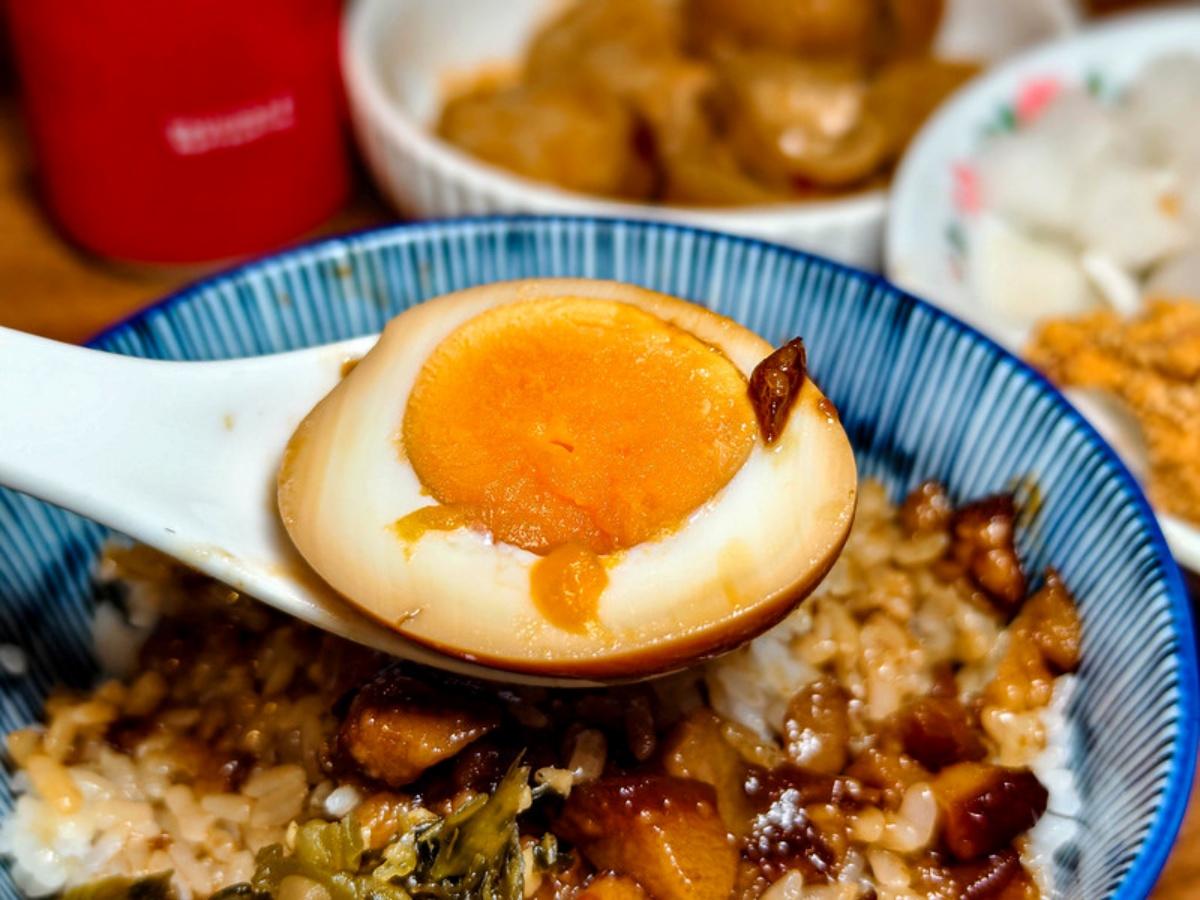 蛋黃扎實不乾,拌上滷汁更順口。(圖/鄉民食堂提供)