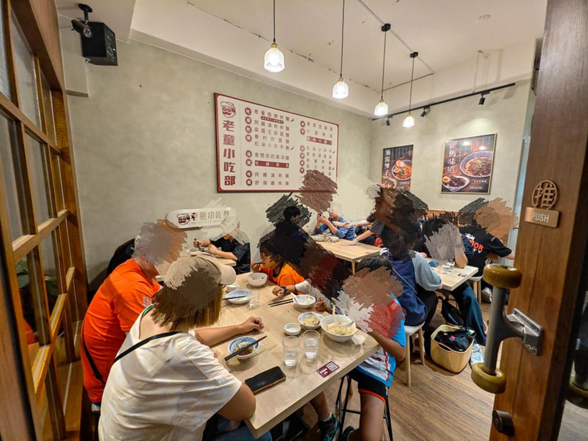 店內空間不大,但乾淨整潔,也沒有過多裝潢,保有日常小吃店氛圍。(圖/鄉民食堂提供)