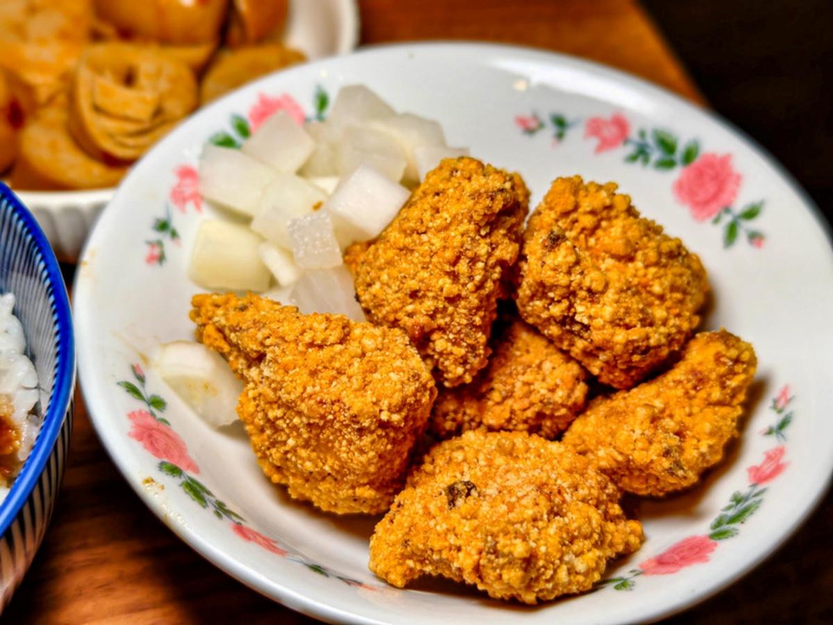 店裡的炸雞使用地瓜粉裹粉,口感十分酥脆。(圖/鄉民食堂提供)
