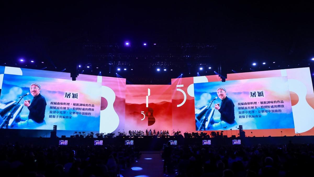 35位已故巨星「現身」大巨蛋 3萬名觀眾一看全哭翻